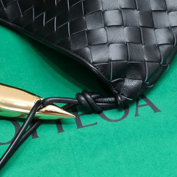 Original leather, batch 2060, the old-money style BV Sardine large size has been shipped🔥 Nowadays, many fashionable, rich and tasteful Jimei people are carrying the same bag invariably. It’s Bottega Veneta Sardine! Because this BV Sardine bag is so beautiful and high-end! The arc-shaped intrecciato woven bag body, paired with metal sardine handles, looks like a work of art, allowing people to ponder and appreciate it. Currently Sardine has launched three sizes for everyone to choose from. This is the largest size🉑️hand-held🉑️armpit🉑️single shoulder🉑️crossbody. It is a very high-quality and relatively niche treasure model. It will be very special when you carry it when you go out. It allows you to have the freedom of carrying a bag. Sisters go crazy. Style number: 7468-1# Size: 39*31*12cm
